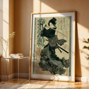Peut inclure: Impression d'art encadrée représentant une femme guerrière japonaise tenant un katana. L'œuvre est de style traditionnel avec une palette de couleurs sourdes de noir, vert et beige. L'impression est dans un cadre doré.