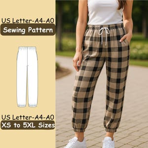 Puede incluir: Pantalones a cuadros marrones y negros con cintura con cordón y puños elásticos. La imagen también muestra un patrón de costura y el texto "US Letter-A4-A0 Sewing Pattern" y "XS to 5XL Sizes".