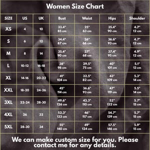 K&ouml;nnte beinhalten: Eine Gr&ouml;&szlig;entabelle f&uuml;r Damen mit Ma&szlig;en in Zoll und Zentimetern. Die Tabelle enth&auml;lt die Gr&ouml;&szlig;en XS bis 5XL mit den entsprechenden US-, UK-, Brust-, Taillen-, H&uuml;ft- und Schulterma&szlig;en. Der Text unten lautet: "Wir k&ouml;nnen eine Sondergr&ouml;&szlig;e f&uuml;r Sie anfertigen."