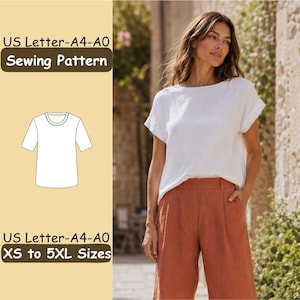 Può includere: Un cartamodello per un top a maniche corte con scollo rotondo, con il testo US Letter-A4-A0 Sewing Pattern e US Letter-A4-A0 XS to 5XL Sizes. Il grafico mostra un'illustrazione di una t-shirt bianca accanto a una foto di un top bianco.