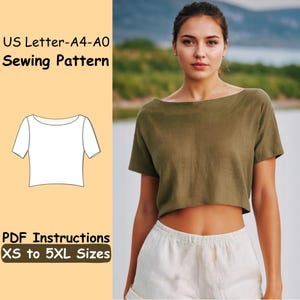 Könnte beinhalten: Ein olivgrünes Crop-Top mit Bootsausschnitt und kurzen Ärmeln. Das Bild zeigt auch ein weißes Schnittmuster des Tops und den Text "US Letter-A4-A0 Sewing Pattern" und "PDF Instructions XS to 5XL Sizes".