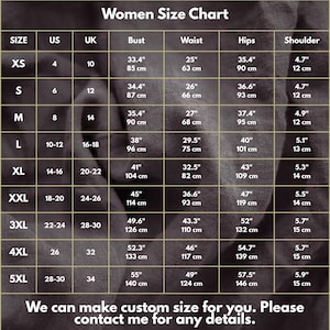 Op de afbeelding: Een maattabel voor dames met afmetingen in inches en centimeters. De tabel bevat maten XS tot 5XL, met bijbehorende US, UK, borst, taille, heupen en schouder maten. De tekst onderaan luidt: "We kunnen een aangepaste maat voor u maken."