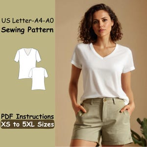 Peut inclure: Une femme porte un t-shirt blanc à col en V et un short kaki. L'image comprend un motif de couture avec le texte "US Letter-A4-A0 Sewing Pattern" et "PDF Instructions XS to 5XL Sizes".