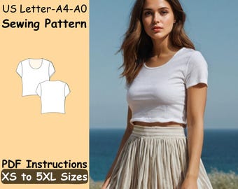 Puede incluir: Imagen de un top corto blanco y una falda beige. El texto en el lado izquierdo de la imagen dice "US Letter-A4-A0 Sewing Pattern" y "PDF Instructions XS to 5XL Sizes". El fondo es un cielo azul y el océano.