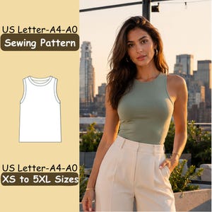 以下が含まれることがあります： クルーネックのノースリーブタンクトップの型紙。画像には「US Letter-A4-A0 Sewing Pattern」および「US Letter-A4-A0 XS to 5XL Sizes」というテキストが含まれています。薄い黄色の背景にタンクトップの線画が描かれています。