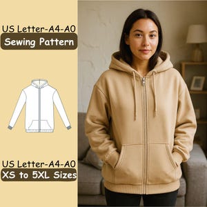 Può includere: Una donna indossa una felpa con cappuccio beige con cerniera, cappuccio con coulisse e tasche anteriori. L'immagine mostra anche un modello di cucito per una felpa con cappuccio, con il testo "US Letter-A4-A0 Sewing Pattern" e "XS to 5XL Sizes".