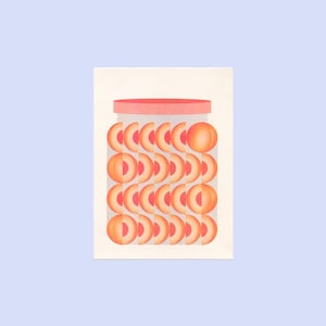 Op de afbeelding: Illustratie van een pot gevuld met gesneden perziken. De pot heeft een rode deksel en is gevuld met oranje en perzik-gekleurd fruit. De achtergrond is lichtblauw.
