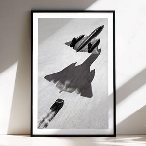Ingelijste BMW M1-print 1979 | SR-71 Blackbird luchtvaartkunst | Zwart-witte automuurkunst | Filmische autofotografie | Kunstafdruk