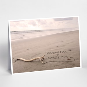 Carte d'amour personnalisée - Cartes pliées avec noms dans le sable - Encadrement - Unique pour la Saint-Valentin, un anniversaire de mariage, un mariage