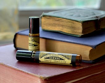 MARY SHELLEY Natürliches Parfümöl - Dark Academia Duft mit Blutorange, Sandelholz, Kardamom und mehr (in 2 Größen erhältlich)