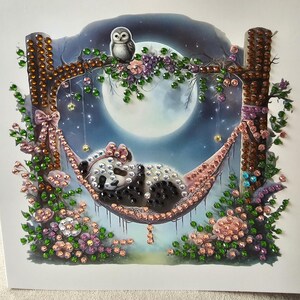 Fertiggestellte Diamond Art Blanko-Grußkarte mit einem schlafenden Panda-Motiv - verschiedene Ausführungen