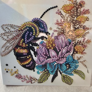 Tarjeta de felicitación en blanco con diseño de abeja y flor de diamante (varios diseños)