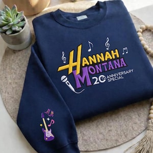 Op de afbeelding: Set van drie keramische mokken met een gespikkelde, matte afwerking. De mokken zijn in cr&egrave;me, lichtgrijs en donkergrijs. Elke mok heeft een eenvoudig, minimalistisch ontwerp.