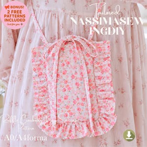Puede incluir: Un bolso cruzado con volantes y estampado floral rosa con una correa a juego. El bolso tiene forma rectangular con un borde con volantes y un lazo en la parte superior. El texto en la imagen dice "Tailored NASSIMASEWINGDIY" y "Ruffle Crossbody Bag Sewing Pattern A0/A4forma".