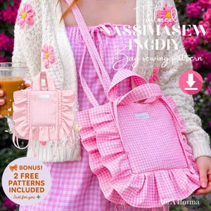 Puede incluir: Dos bolsos tote de cuadros rosas con bordes con volantes. Las bolsas tienen forma rectangular con asas y una pequeña etiqueta. La imagen incluye el texto "NASSIMASEW INGDIY Bag sewing pattern" y "BONUS! 2 FREE PATTERNS INCLUDED".