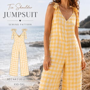 Peut inclure: Un patron de couture pour combinaison à bretelles nouées, à motif vichy jaune et blanc. Le modèle présente un décolleté en V et des jambes larges. Le texte indique : Tie Shoulder JUMPSUIT SEWING PATTERN A0 / A4 / US LETTER XXS-5XL.