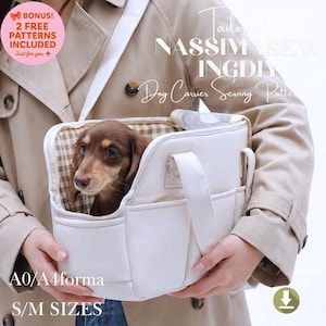 Op de afbeelding: Een crèmekleurige honden draagtas met een kleine hond erin. De tas heeft een handvat en een schouderriem. De tekst op de afbeelding luidt "Dog Carrier Sewing Pattern" en "S/M Sizes".