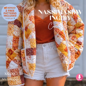 Pode incluir: Casaco acolchoado com design de patchwork em tons de amarelo, laranja e bordô. O casaco tem fecho de zíper e bolsos. O texto na imagem diz "NASSIMASEW INGDY Coat Pattern" e "BONUS! 2 FREE PATTERNS INCLUDED". Tamanhos XS/5XL.
