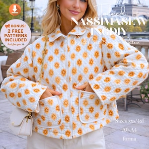 Peut inclure: Veste matelassée blanche ornée de motifs floraux orange et jaune. La veste est dotée d'une fermeture éclair, de deux poches avant et d'un col. Le texte indique : "Tailored NassimaseW InDIY Quilt Coat Sewing Pattern". Tailles xxs/4xl.