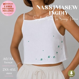 Op de afbeelding: Een wit mouwloos crop-topje met dunne spaghettibandjes, voorzien van een klein groen klaverpatroon geborduurd aan de rechteronderkant. De tekst NASSIMASEW INGDY Spaghetti Strap Top Sewing Pattern is bovenaan de afbeelding zichtbaar.
