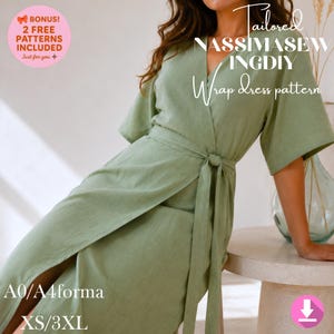 Peut inclure: Un patron de robe portefeuille vert clair avec des manches courtes et une taille nouée. Le texte sur l'image indique "Tailored NASSIMASEWINGDIY Wrap dress pattern" et "BONUS! 2 FREE PATTERNS INCLUDED". Tailles disponibles : XS/3XL et A0/A4 forma.