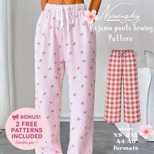 Może przedstawiać: Różowy wzór na spodnie od piżamy z nadrukiem kokardek i talią ze sznurkiem. Obraz zawiera bonus w postaci dwóch darmowych wzorów. Tekst na obrazku mówi "Nsewingdiy. Pajama pants Sewing Pattern" i "sizes XS 3XL A4/A0 formats."