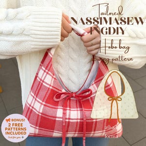 Puede incluir: Un bolso hobo a cuadros rojos y blancos con cierre de lazo rojo. El bolso lo sostiene una persona que lleva un suéter blanco. El texto de la imagen dice "Tailored NASSIMASEWINGDIY Hobo bag sewing pattern". El texto adicional incluye "BONUS! 2 FREE PATTERNS INCLUDED".
