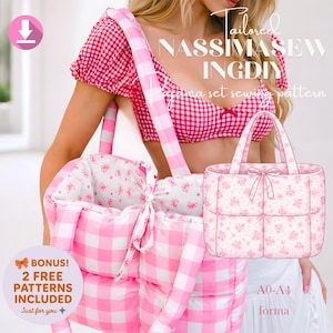 Pode incluir: Uma bolsa de tecido rosa e branco com estampa xadrez vichy com uma alça combinando e um interior floral. A imagem também apresenta um top rosa e branco com estampa xadrez vichy e um desenho de uma sacola com estampa floral. O texto na imagem diz "Tailored NASSIMASEW INGDY Pajama set sewing pattern".