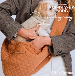 Könnte beinhalten: Eine gesteppte, rostfarbene Haustiertragetasche mit einem kleinen Hund darin. Die Tasche hat einen Schultergurt und eine Reißverschlusstasche. Der Text auf dem Bild lautet "Pet carrier bag sewing pattern" und "Tailored NASSIMASEWINGDIY".