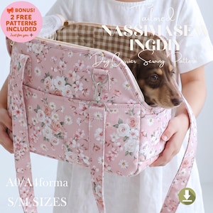 Könnte beinhalten: Eine rosa Hundetragetasche mit Blumenmuster und einem kleinen Hund darin. Die Tasche hat einen Schultergurt und mehrere Taschen. Auf der Tasche steht "Dog Carrier Sewing Pattern" und "S/M Sizes". Die Innenseite der Tasche ist kariert.