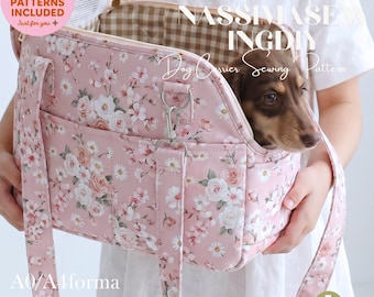 Op de afbeelding: Een roze draagtas voor huisdieren met een bloemenpatroon van witte en roze rozen en madeliefjes. De tas heeft twee stoffen handvatten, een bruin-witte ruitjesvoering aan de binnenkant en een kleine bruine hond die uit de tas kijkt.