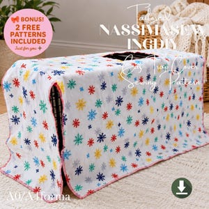 Puede incluir: Una funda blanca para trampa de gatos con un patrón de copos de nieve coloridos. La funda, con ribete rosa, está colocada sobre una trampa para gatos. El texto dice "Tailored Nassimaseingdiy Cat Trap Cover Sewing Pattern". Incluye patrones de bonificación.
