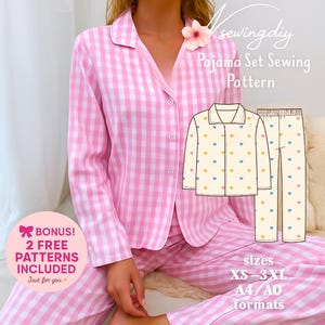 Pode incluir: Conjunto de pijama rosa e branco com estampa xadrez vichy. A parte superior tem uma frente abotoada e uma gola. As calças a condizer também são xadrez vichy. A imagem inclui uma ilustração de padrão de costura de um conjunto de pijama com um padrão de coração. O texto diz "Pajama Set Sewing Pattern".