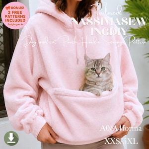 Puede incluir: Una sudadera con capucha de forro polar rosa claro con un bolsillo frontal grande. El texto en la imagen dice Tailored NASSIMASEWINGDIY Dog and cat Pouch Hoodie Sewing Pattern, A0/A4forma y XXS/5XL. Un gato atigrado gris está sentado en el bolsillo.