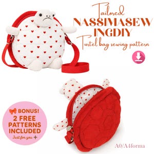 Op de afbeelding: Een witte schildpadvormige tas met rode hartpatronen en een rode riem. De tas heeft een rode schild en een rits. De afbeelding bevat de tekst "Tailored NASSIMASEW INGDIY Turtel bag sewing pattern" en "BONUS! 2 FREE PATTERNS INCLUDED".