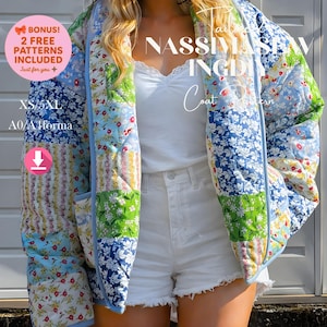 Może przedstawiać: Wzór na pikowany płaszcz z patchworkowym wzorem z kwiatowymi i geometrycznymi wzorami w kolorze niebieskim, zielonym i różowym. Płaszcz ma jasnoniebieskie wykończenie i jest dostępny w rozmiarach XS/5XL. Tekst brzmi: "BONUS! 2 FREE PATTERNS INCLUDED".