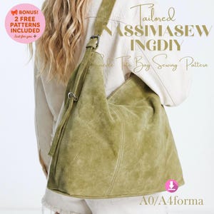 Puede incluir: Un bolso de hombro de ante verde claro con una correa larga y herrajes plateados. El bolso se muestra de lado, con la correa sobre el hombro. El texto de la imagen dice "Tailored NASSIMASEW INGDY" y "Nicole Tote Bag Sewing Pattern".