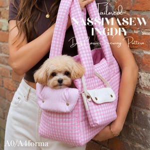 Può includere: Un trasportino per cani rosa e bianco a quadretti con una piccola tasca e dettagli bianchi. Il trasportino è tenuto da una persona e contiene un piccolo cane di colore chiaro. Il testo sull'immagine recita "Tailored VASSIMASEW INGDIY Dog Carrier Sewing Pattern."