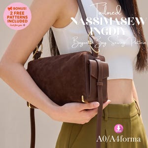 Könnte beinhalten: Eine braune Wildleder-Baguette-Tasche mit langem Riemen und goldfarbener Hardware. Die Tasche hat eine rechteckige Form mit einem Klappenverschluss. Der Text auf dem Bild lautet "Tailored NASSIMASEW INGDIY Baguette Bag Sewing Pattern" und "A0/A4forma". Ein rosa Kreis zeigt "BONUS! 2 FREE PATTERNS INCLUDED Just for you +".
