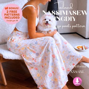 Puede incluir: Una persona lleva una camiseta blanca y pantalones palazzo florales, sosteniendo un perro blanco pequeño. Los pantalones tienen un fondo claro con flores coloridas. El texto en la imagen dice "Tailored NASSIMASEWINGDIY patrón de pantalones palazzo."