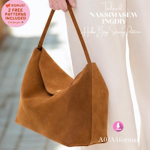 Op de afbeelding: Een bruine suède hobo-tas met een enkele schouderband en een overslagsluiting. De tekst op de afbeelding luidt: Tailored NASSIMASEW INGDIV Hobo Bag Sewing Pattern, A0/A4format, en BONUS! 2 FREE PATTERNS INCLUDED Just for you.