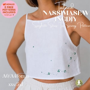 Op de afbeelding: Witte spaghettitop met groene klaver borduursels. De top heeft de tekst "Tailored NASSIMASEWINGDIY Spaghetti Strap Top Sewing Pattern". Inclusief bonuspatronen. Maten: xxs/5xl. A0/A4 forma.