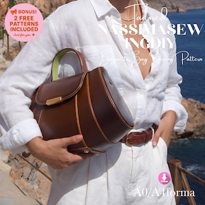 Puede incluir: Un bolso baguette de cuero marrón con un diseño curvo, herrajes dorados y asa verde. La persona lleva una camisa y pantalones blancos. El texto en la imagen dice "Tailored NassimaseW IngDIY Baguette Bag Sewing Pattern."