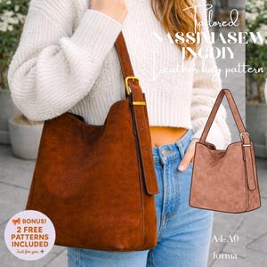 Può includere: Una borsa a tracolla in pelle scamosciata marrone con fibbia dorata sul cinturino. L'immagine include un modello per la borsa e il testo "Tailored ASSIMASEW INGDIY leather bag pattern".