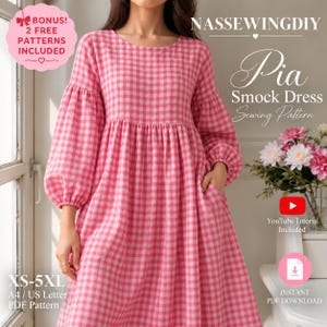 Può includere: Un abito smock a quadretti vichy rosa e bianchi con maniche lunghe arricciate e scollo rotondo. Il testo sull'immagine recita: NASSEWINGDIY Pia Smock Dress Sewing Pattern, BONUS! 2 FREE PATTERNS INCLUDED, XS-5XL A4 / US Letter PDF Pattern, YouTube Tutorial Included, INSTANT PDF DOWNLOAD.