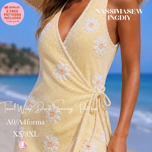 Peut inclure: Une robe portefeuille jaune pâle en tissu éponge ornée d'un motif de marguerites blanches aux centres pêche. La robe présente un décolleté en V et un lien de serrage latéral. Le texte inclut "NASSIMASEWINGDIY", "Towel Wrap Dress Sewing Pattern", "A0/A4forma" et "XS/3XL".