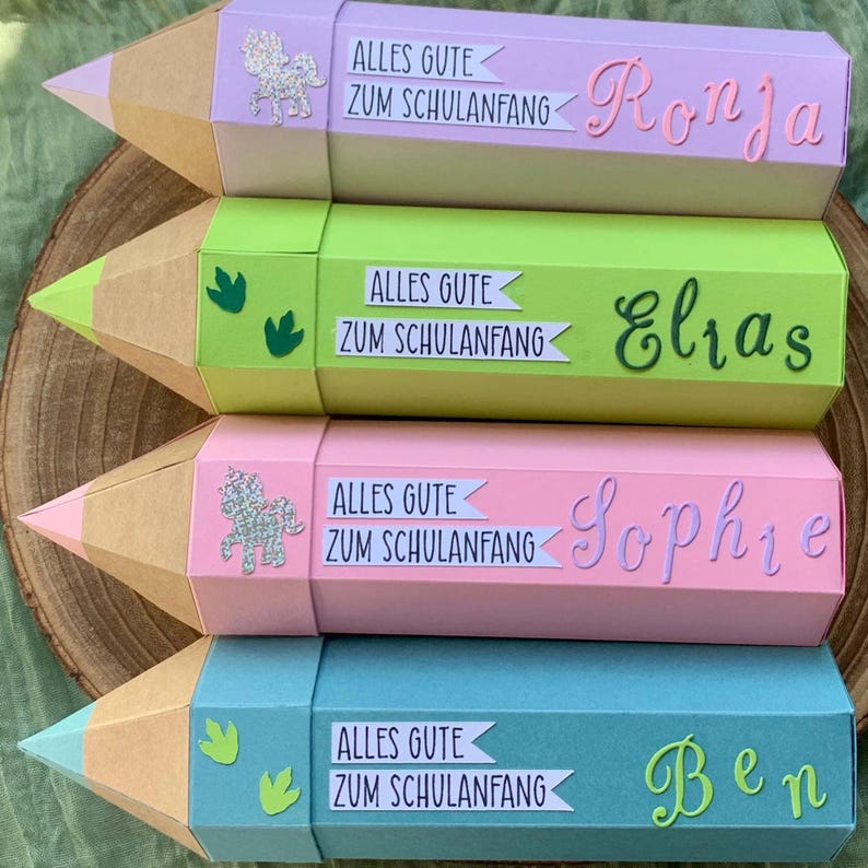 Handgemachte Schultüte in Bleistiftform zur Einschulung – personalisiert mit Name. Erhältlich als Dino- oder Einhorn-Design. Ideal als Geschenk.