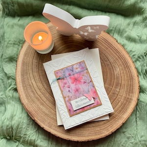 Geburtstagskarte mit Blumen & Schmetterling – Handmade Karte mit Prägung, Kraftpapier und Garn – Herzlichen Glückwunsch