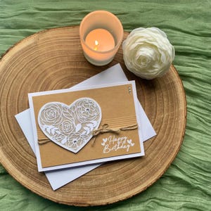 Geburtstagskarte mit Herz | Handgemacht aus Kraftpapier & Weiß | Florales Design, natürlich und liebevoll