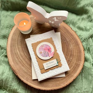 Geburtstagskarte mit Blumen und Schmetterling – Handmade Karte mit Prägung, Kraftpapier, Rundrahmen und Garn – Herzlichen Glückwunsch